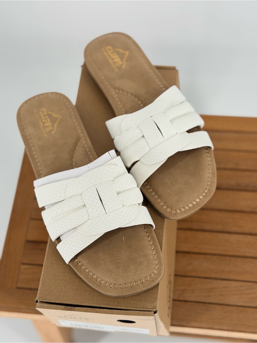 New CLIFFS FRALEY  Women’s White Woven Slide Sandals size 8